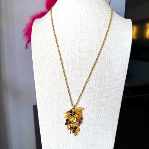 Vintage Jewelry - Vintage Grapes and Leaves Gold Pendant Necklace
